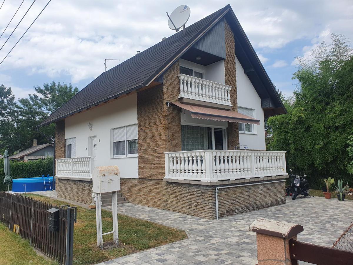 הוילה Balatonkeresztúr Wolf Vendeghaz מראה חיצוני תמונה